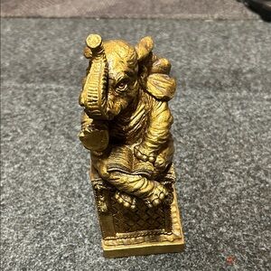 Beautiful elephant bookend🐘